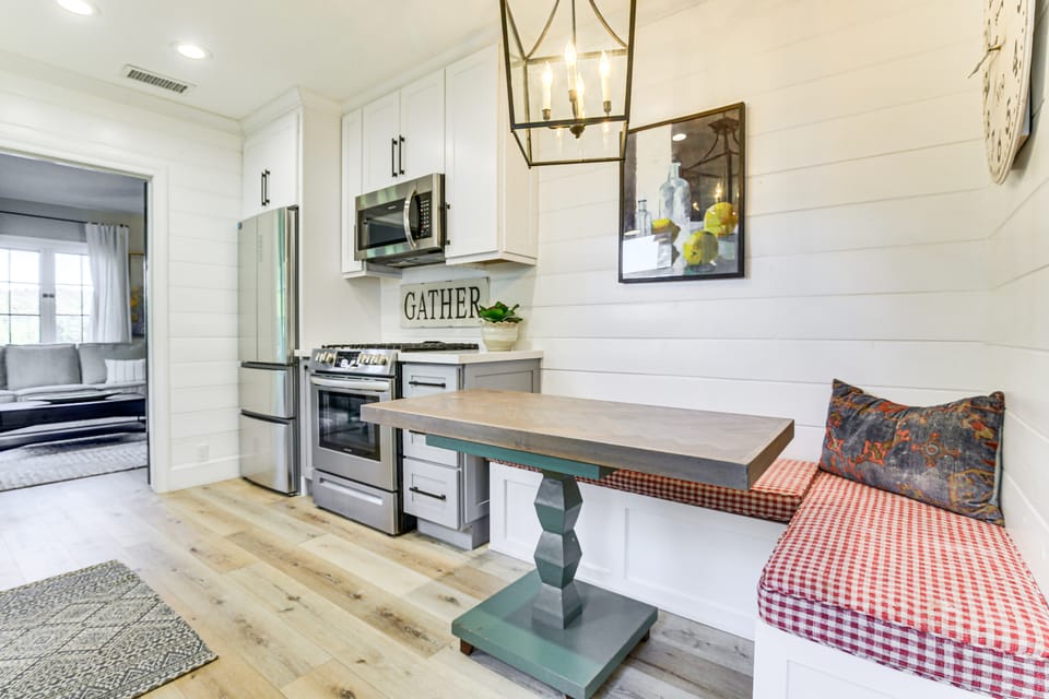 Steps to Lake Arrowhead Village: Chic Apartment Apartment in Lake Arrowhead