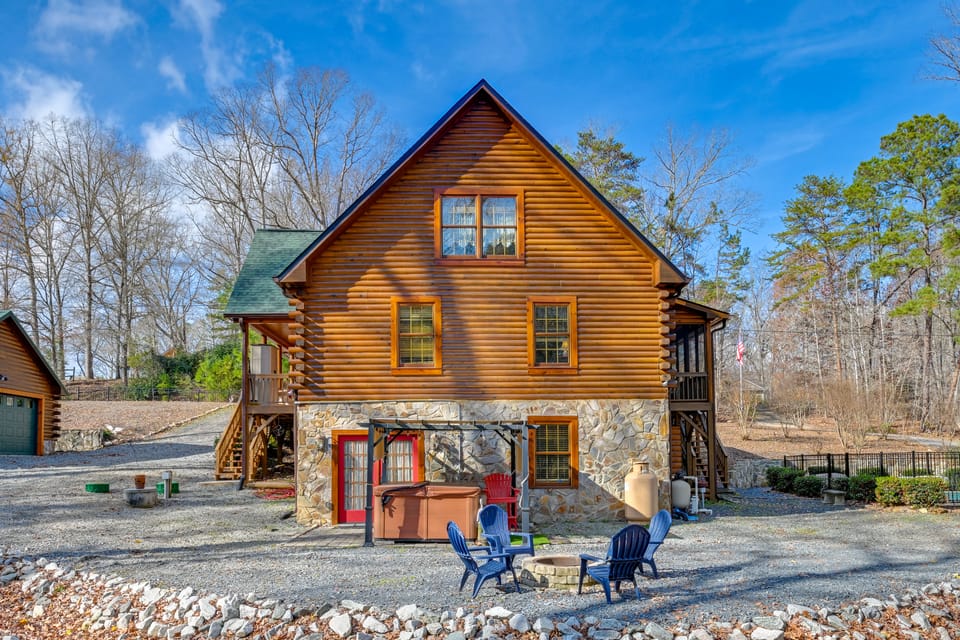 1 Mi to Lake Tillery: Outdoor Retreat w/ Hot Tub! House in Lake Tillery
