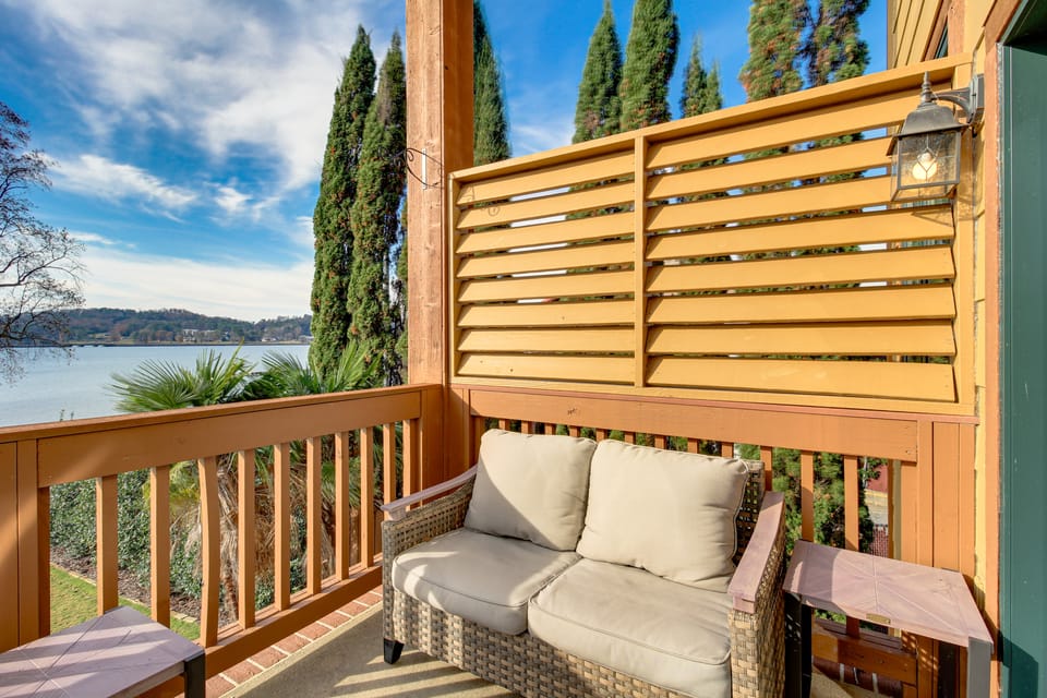 Lakefront Condo 3 Mi to Historic Guntersville! Apartment in Guntersville Lake