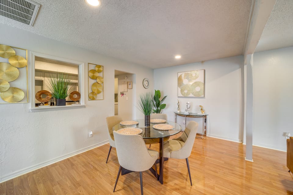 5 Mi to Route 66 Fun! Tulsa Towhome w/ Game Room Apartment in Tulsa