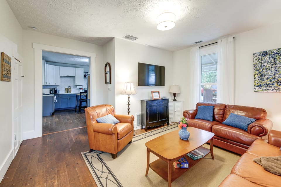 Pet Friendly! 1880's Zionsville Farmhouse House in Indiana