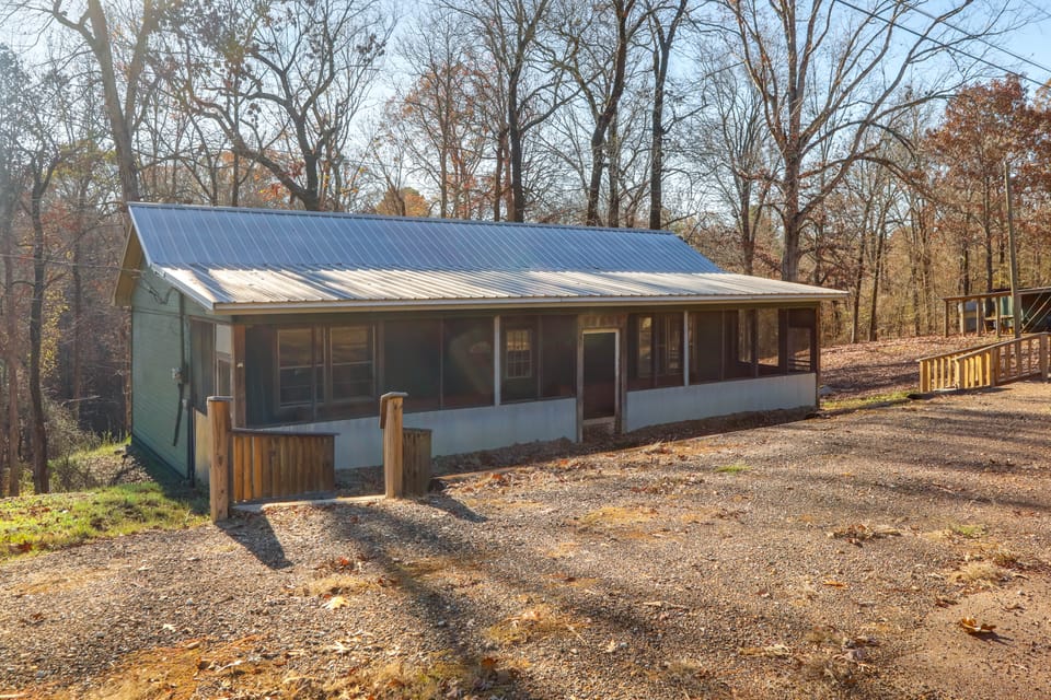 5 Mi to Sardis Lake! Relaxed Stay Near Outdoor Fun House in Sardis Lake