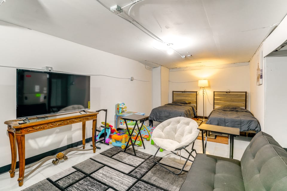 8 Mi to Detroit Zoo: Game Room, Fire Pit & Grill House in Warren