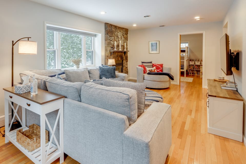8 Mi to Saratoga Race Course: Quiet Family Home House in Saratoga