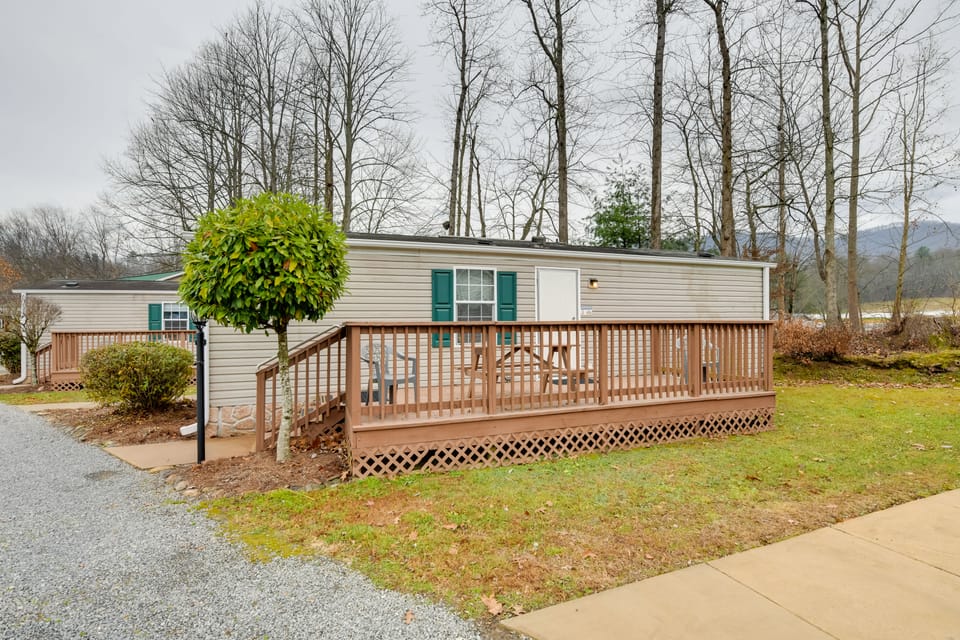 Mtn-View Adventure Hub! Waynesville Home w/ Perks House in North Carolina