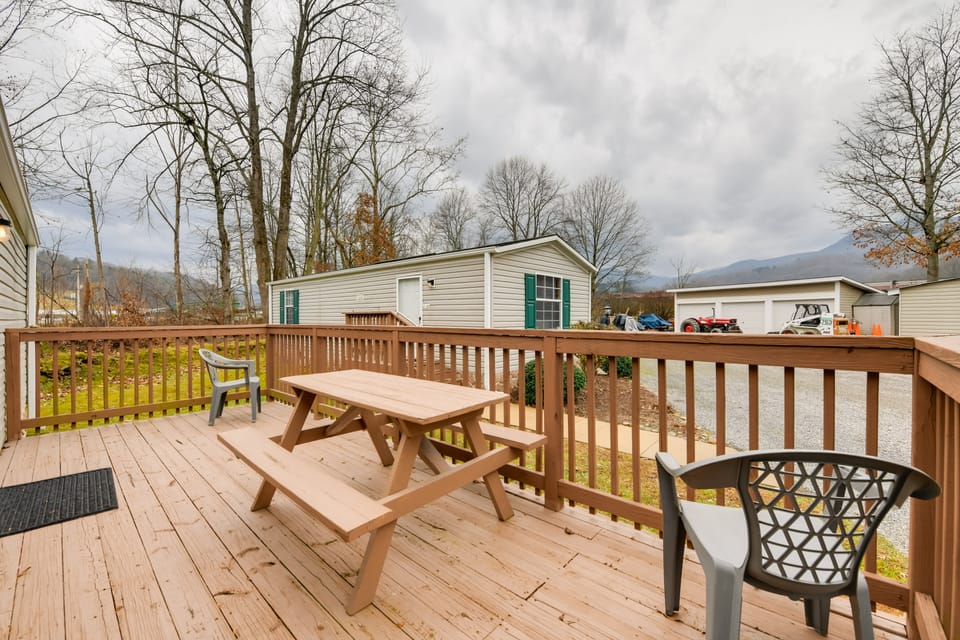 Mtn-View Adventure Hub! Waynesville Home w/ Perks House in North Carolina