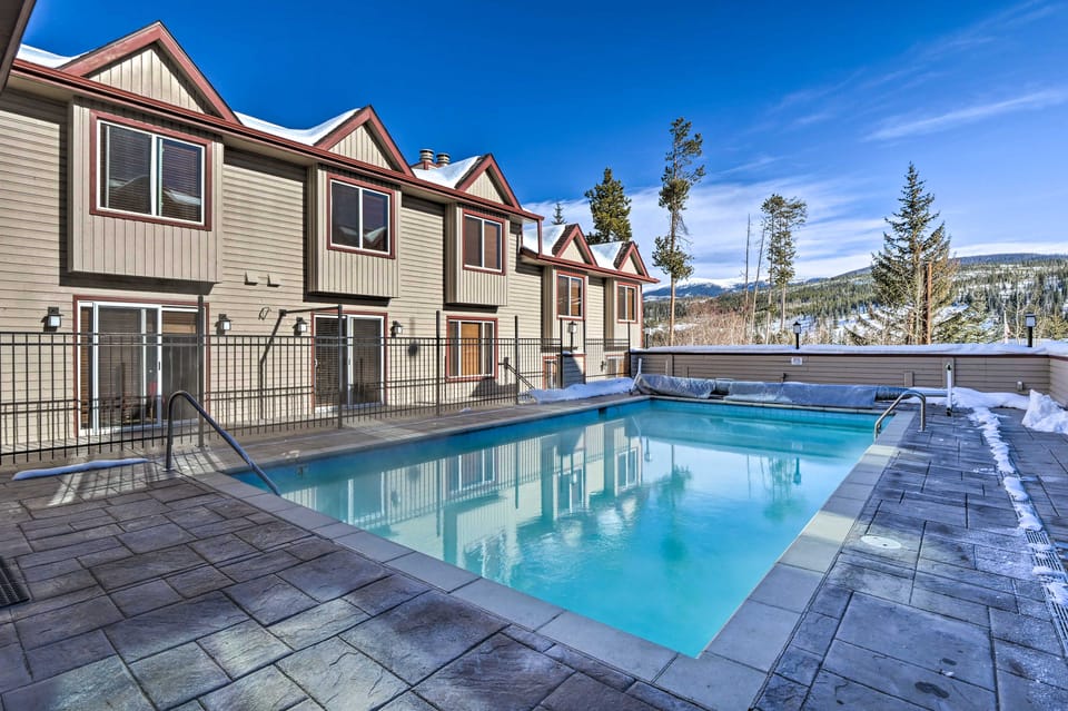 Ski, Soak & Chill! Pool-View Winter Park Condo Apartment in Fraser