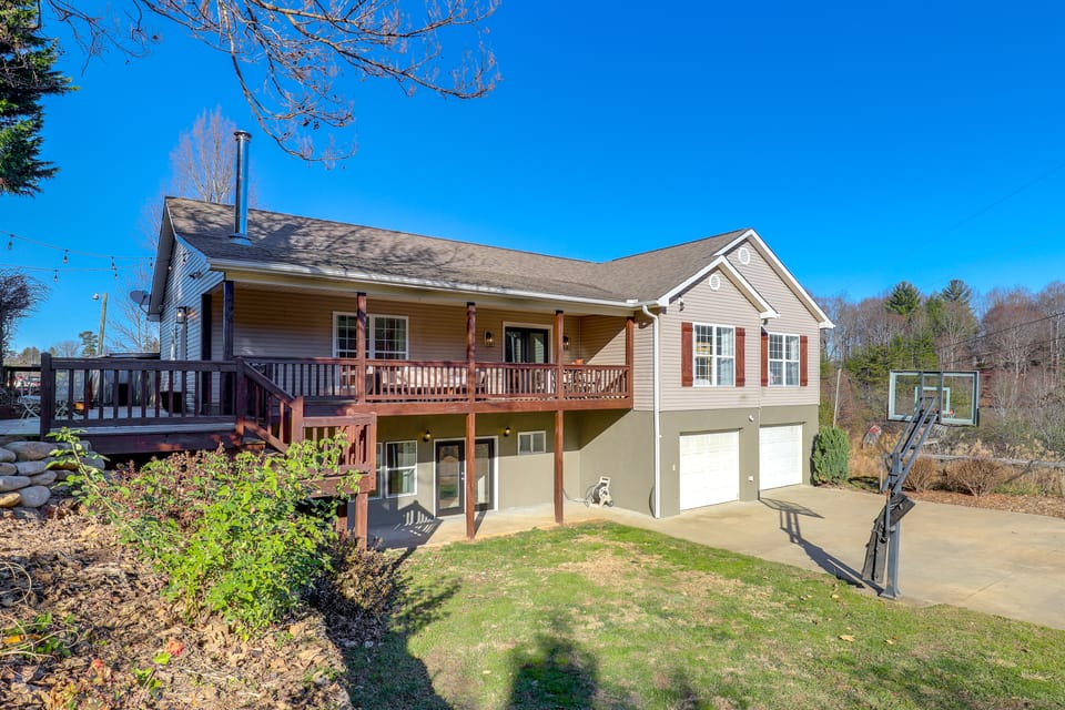 Covered Deck & Fire Pit: Weaverville Getaway! House in Buncombe County