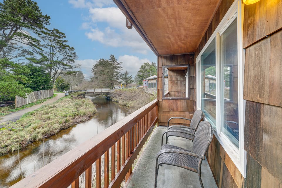 Walk to Neskowin Beach! Creekside Oregon Retreat Apartment in Oregon