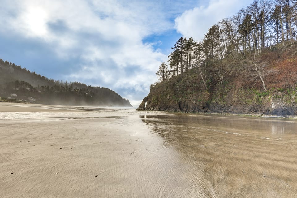 Walk to Neskowin Beach! Creekside Oregon Retreat Apartment in Oregon
