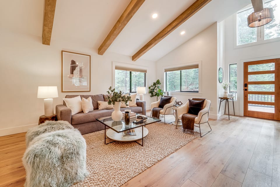 Walk to Gondola: Truckee Retreat w/ Resort Perks! House in Sierra Nevada
