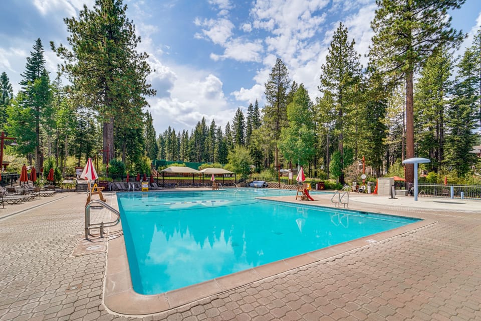 Walk to Gondola: Truckee Retreat w/ Resort Perks! House in Sierra Nevada