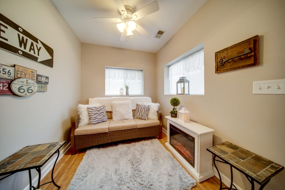 GOTL strip cottage. Walk to the beach. House in Geneva-on-the-Lake