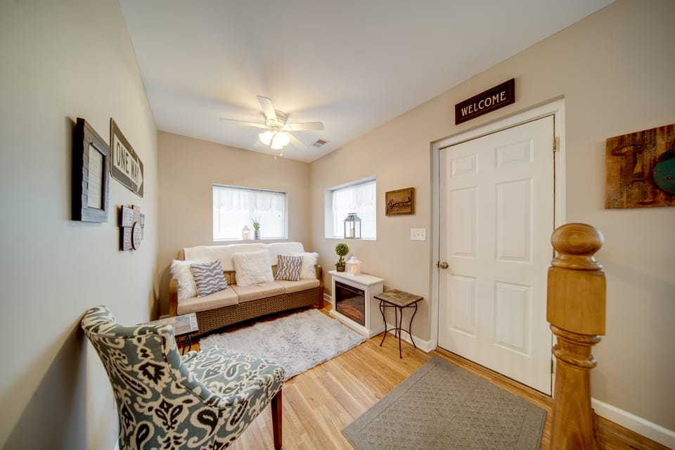 GOTL strip cottage. Walk to the beach. House in Geneva-on-the-Lake