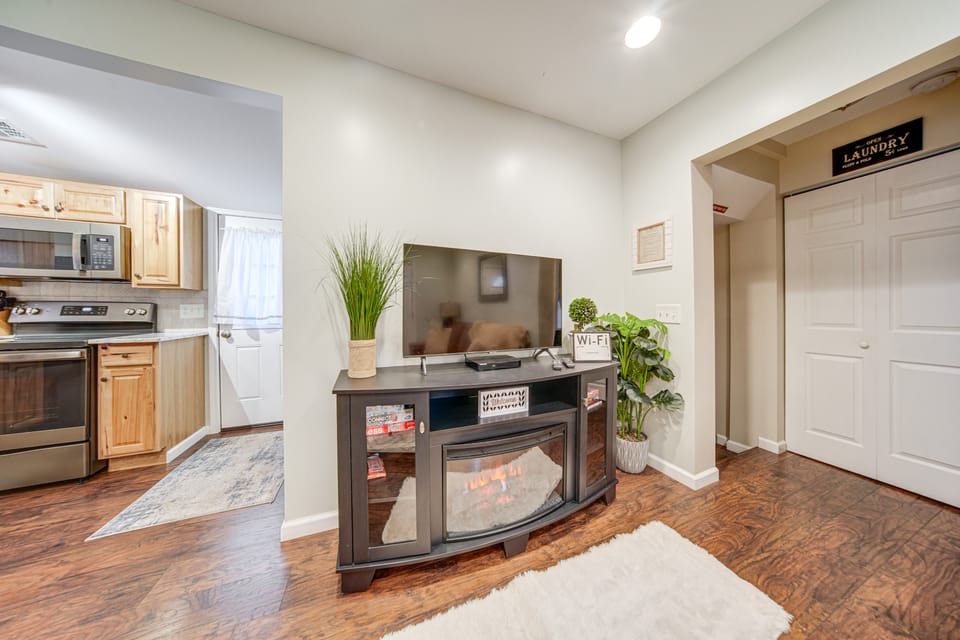 Walk to GOTL strip! Family cottage w/laundry House in Geneva-on-the-Lake