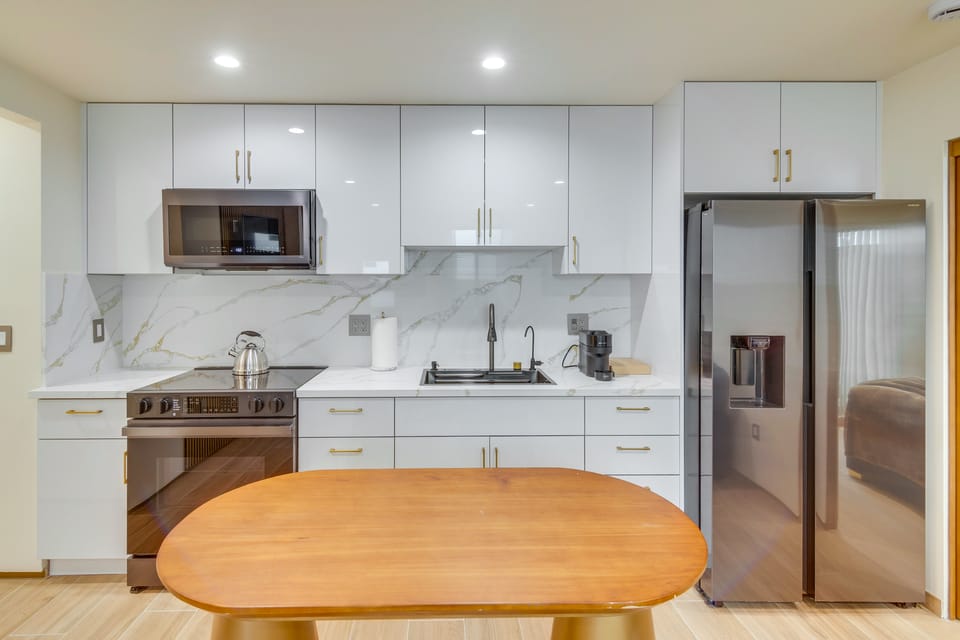 1 Mi to CSUN: Quiet Apartment w/ Pool Access Apartment in Granada Hills