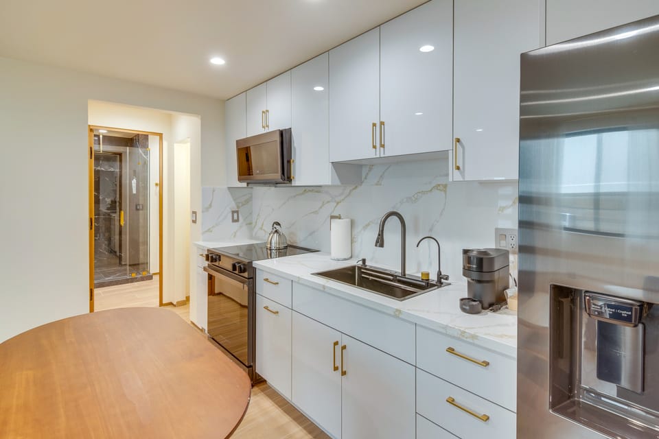 1 Mi to CSUN: Quiet Apartment w/ Pool Access Apartment in Granada Hills