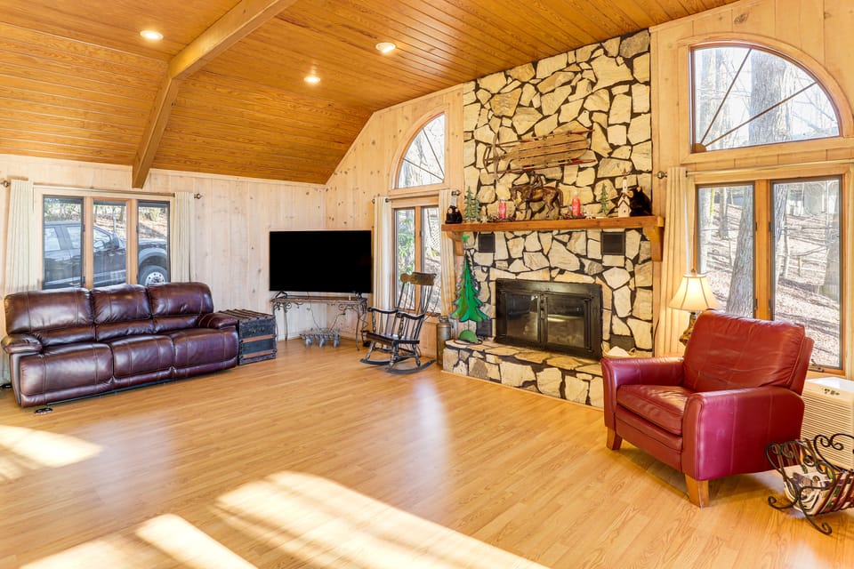 2 Mi to Slopes! Spacious Ski Getaway w/ Mtn Views House in Tennessee