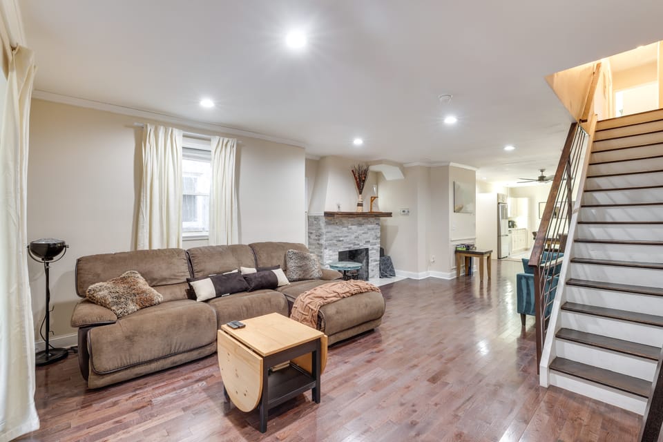 Pet Friendly! 3-Story Home Near Lincoln Financial Apartment in Upper Darby