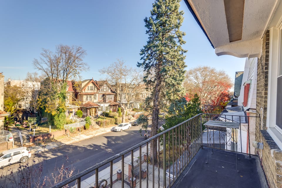 Pet Friendly! 3-Story Home Near Lincoln Financial Apartment in Upper Darby