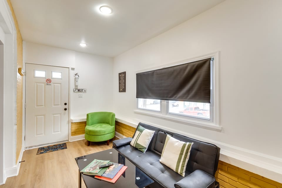 Colorful, Convenient Apt 7 Mi to Lincoln Financial Apartment in Upper Darby