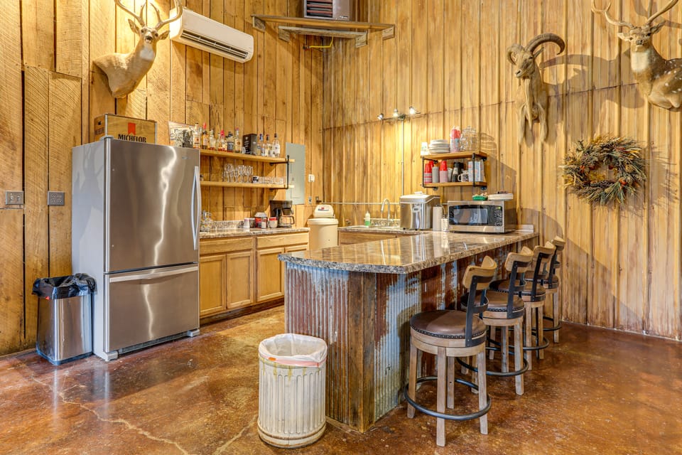 4,800-Sq-Ft Cabin w/ Creek Access in Caulfield House in Norfork Lake