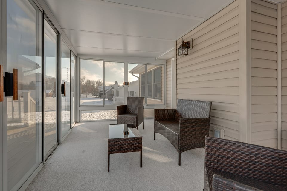 Boat, Hike & Fish: 1 mile to Downtown! House in Indiana