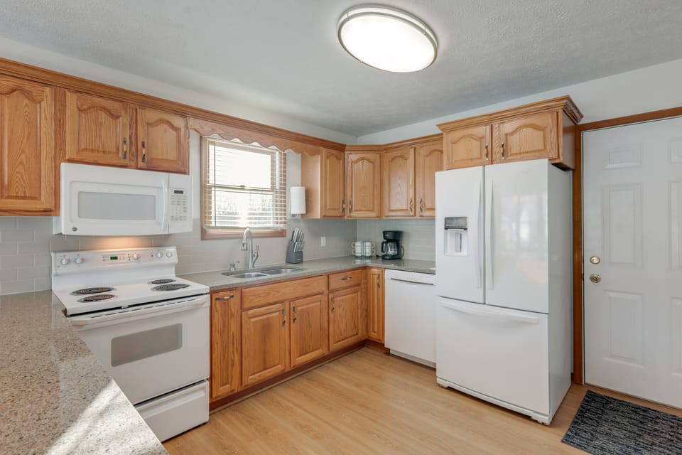 Boat, Hike & Fish: 1 mile to Downtown! House in Indiana