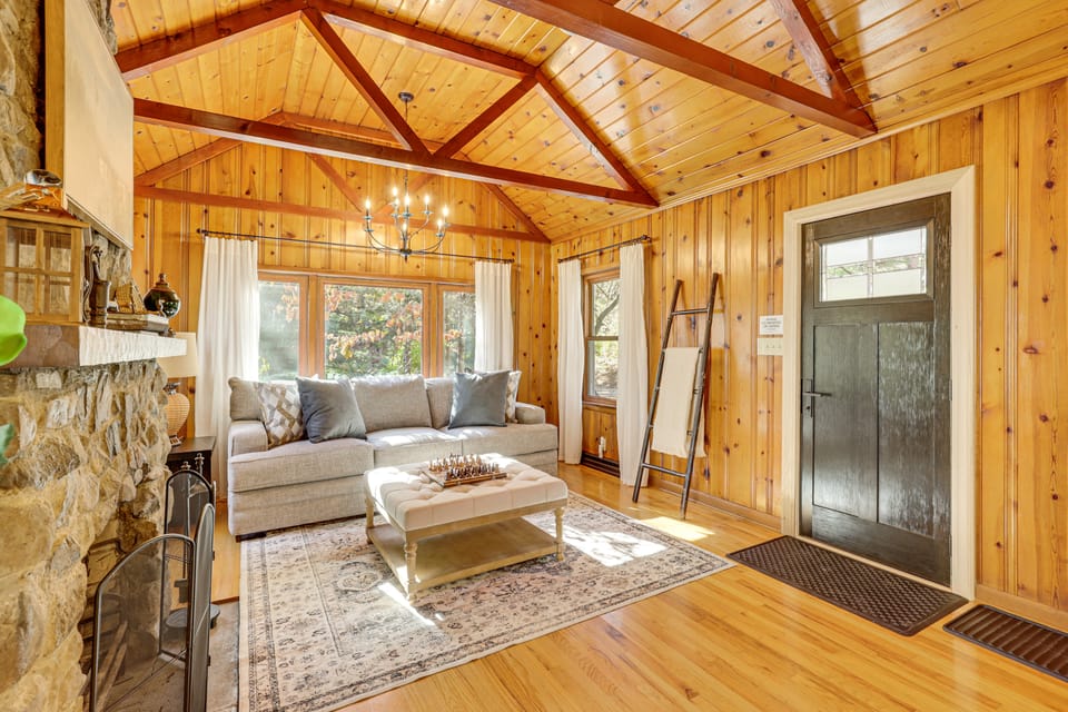 Trails, Wine & Events! Cuyahoga Falls Retreat House in Cuyahoga Falls