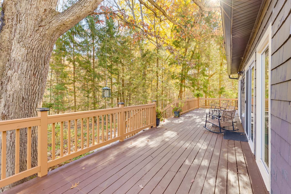 Trails, Wine & Events! Cuyahoga Falls Retreat House in Cuyahoga Falls
