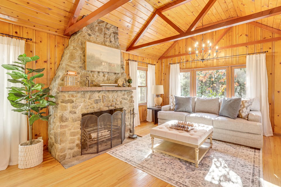 Trails, Wine & Events! Cuyahoga Falls Retreat House in Cuyahoga Falls