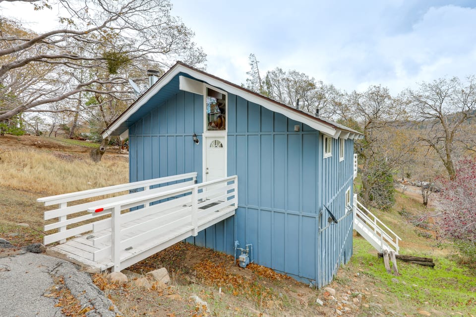 2 Mi to Lake Arrowhead! Mtn-View Hideaway w/ Deck House in Lake Arrowhead