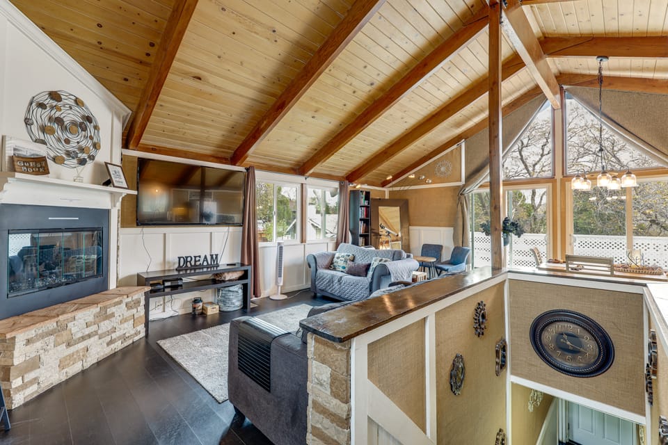 2 Mi to Lake Arrowhead! Mtn-View Hideaway w/ Deck House in Lake Arrowhead