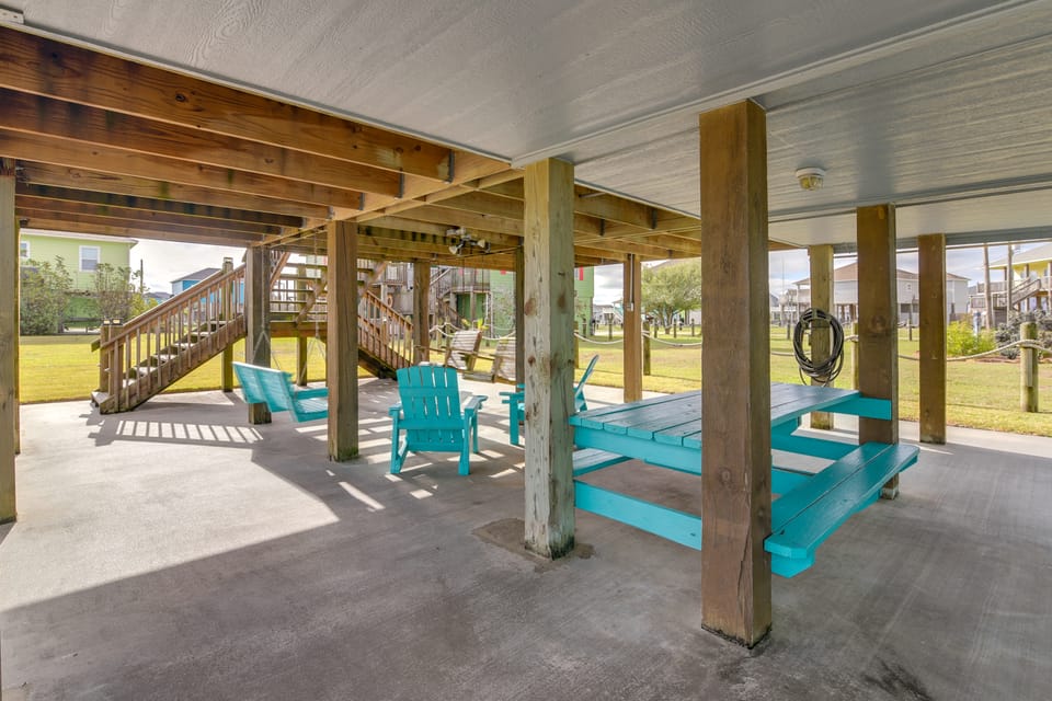 Steps to Sea! Crystal Beach Home w/ Furnished Deck House in Bolivar Peninsula