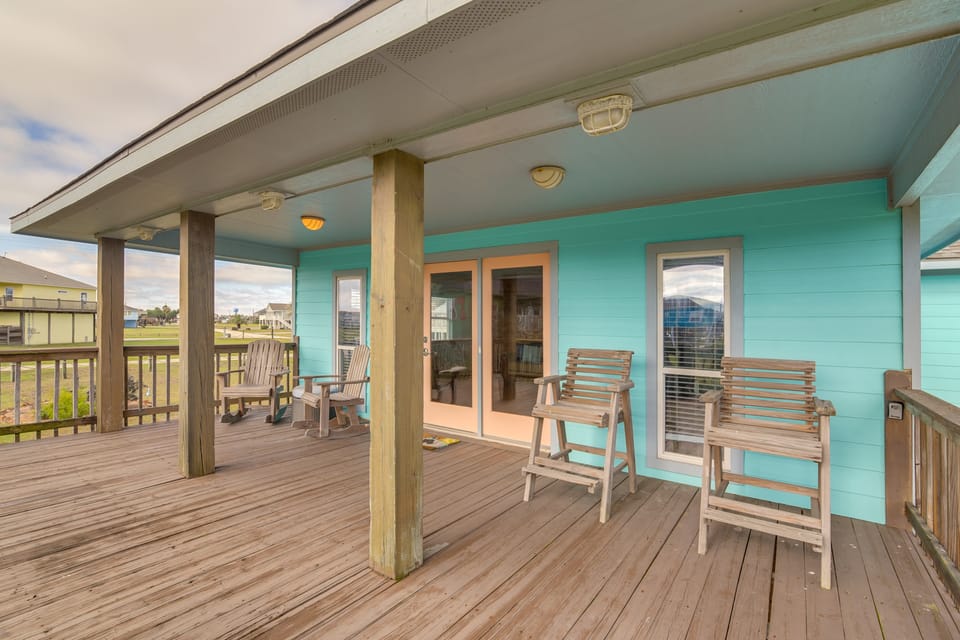 Steps to Sea! Crystal Beach Home w/ Furnished Deck House in Bolivar Peninsula