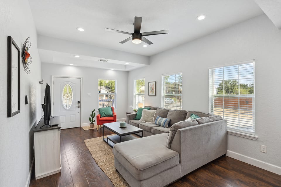 Walk to Alamodome! Stylish Home w/ Private Parking House in San Antonio