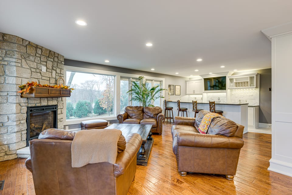 Spacious Home w/ Games, 4 Fireplaces, 5 Acres! House in Springfield