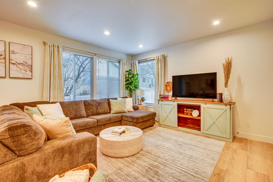 7 Mi to Big Cottonwood Canyon: Family Ski Base Apartment in Midvale