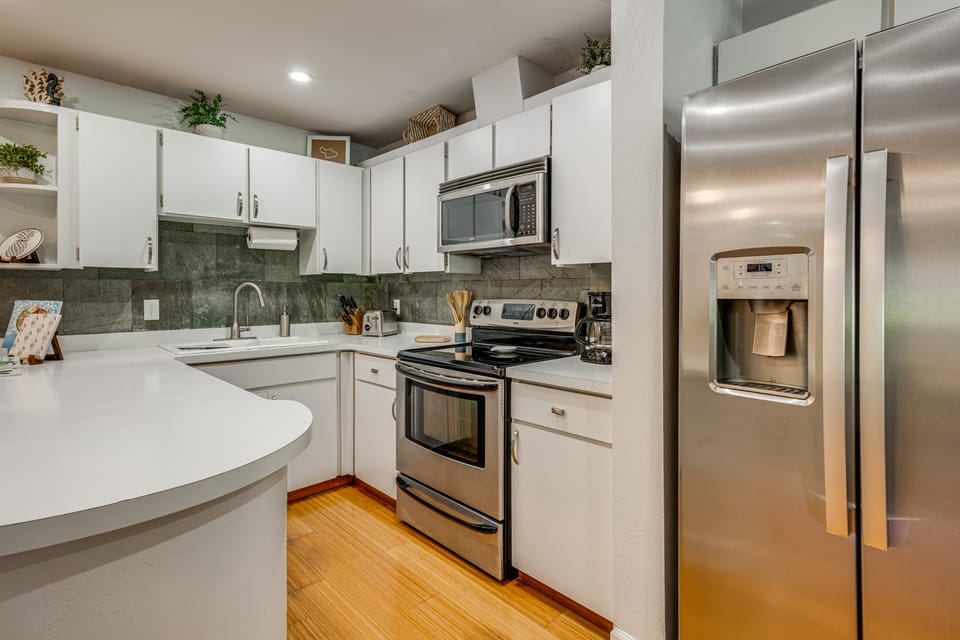 Walk to Beach, Pool Access! 'Kahana Coastal Condo' Apartment in Napili-Honokowai