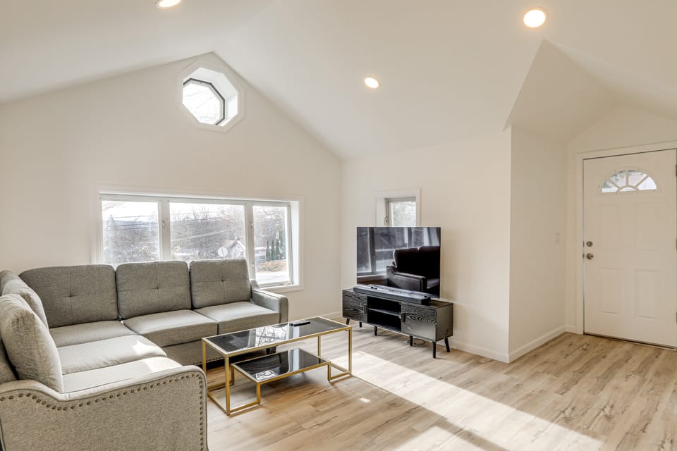Pet-Friendly Home w/ Lake Views & Deck! House in Stanhope