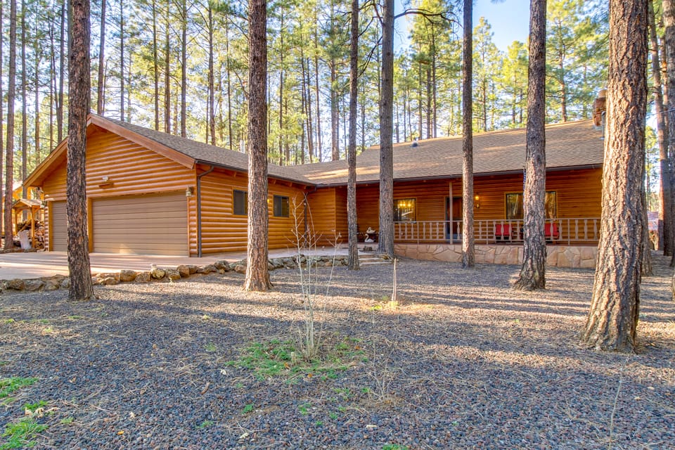 Bear's Den 2 Mi to Pinetop CC: Ski, Sled, Hike! House in Arizona