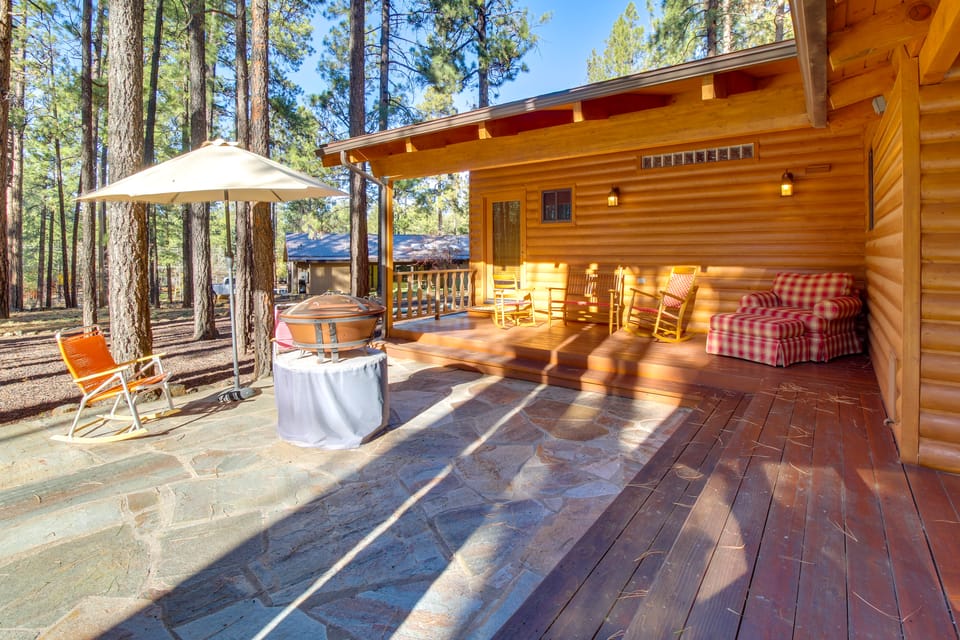 Bear's Den 2 Mi to Pinetop CC: Ski, Sled, Hike! House in Arizona