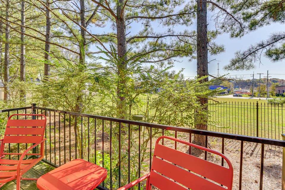 5 Mi to Univ of Arkansas: Cozy Townhome w/ Deck Apartment in Johnson