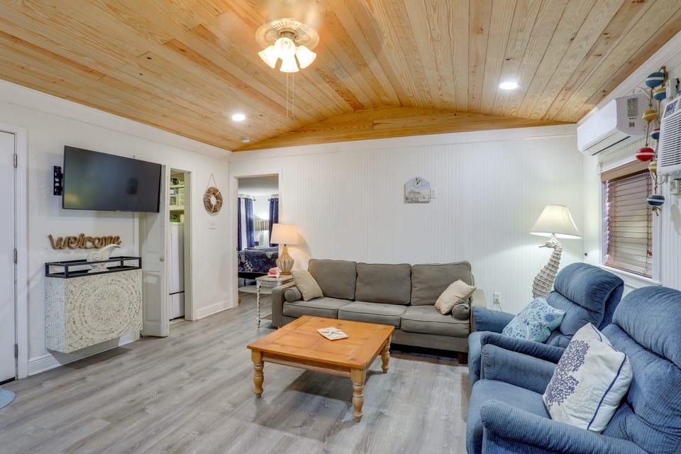 1 Mi to Festivals! Grand Isle Getaway w/ Deck House in Grand Isle