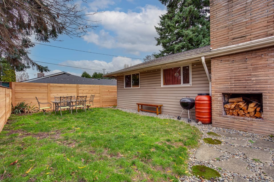 8 Mi to Lumen Field: Seattle Area Home w/ Backyard House in Burien