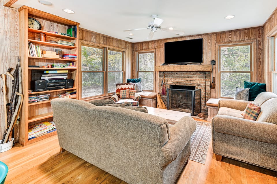 Relax Creekside: Forest-View Gem in Marietta! House in Tennessee