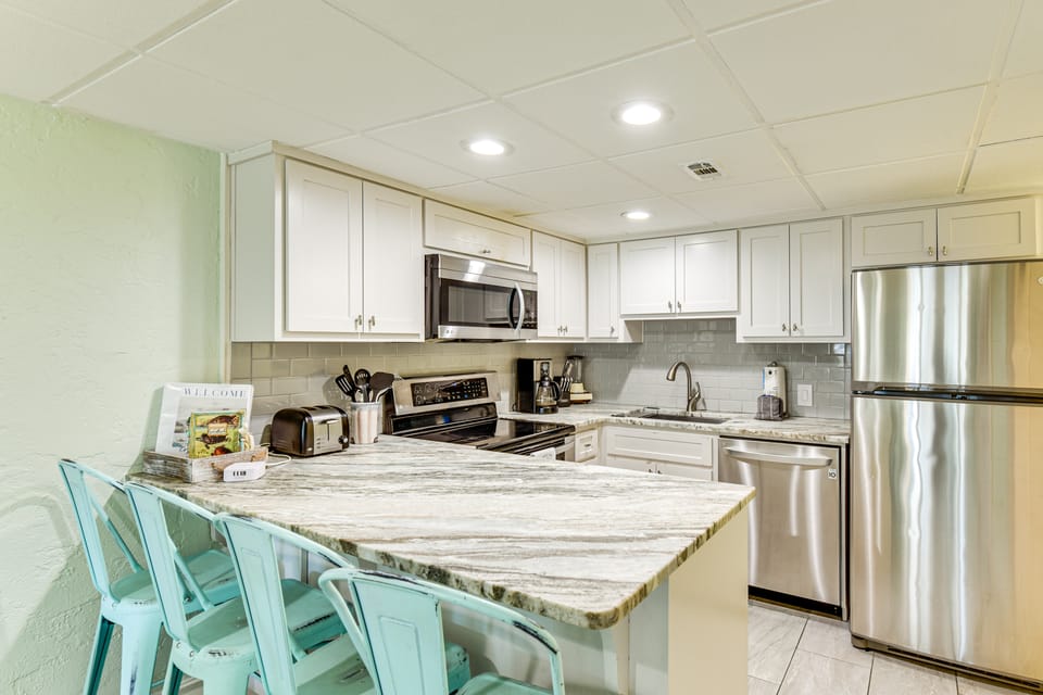 Walk to Shore + Restaurants: Resort Retreat in PCB Apartment in Lower Grand Lagoon