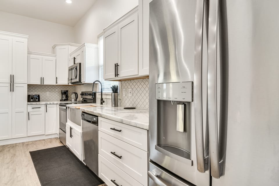 4 Mi to Dtwn St Pete! Pet-Friendly Home w/ Yard House in St Petersburg
