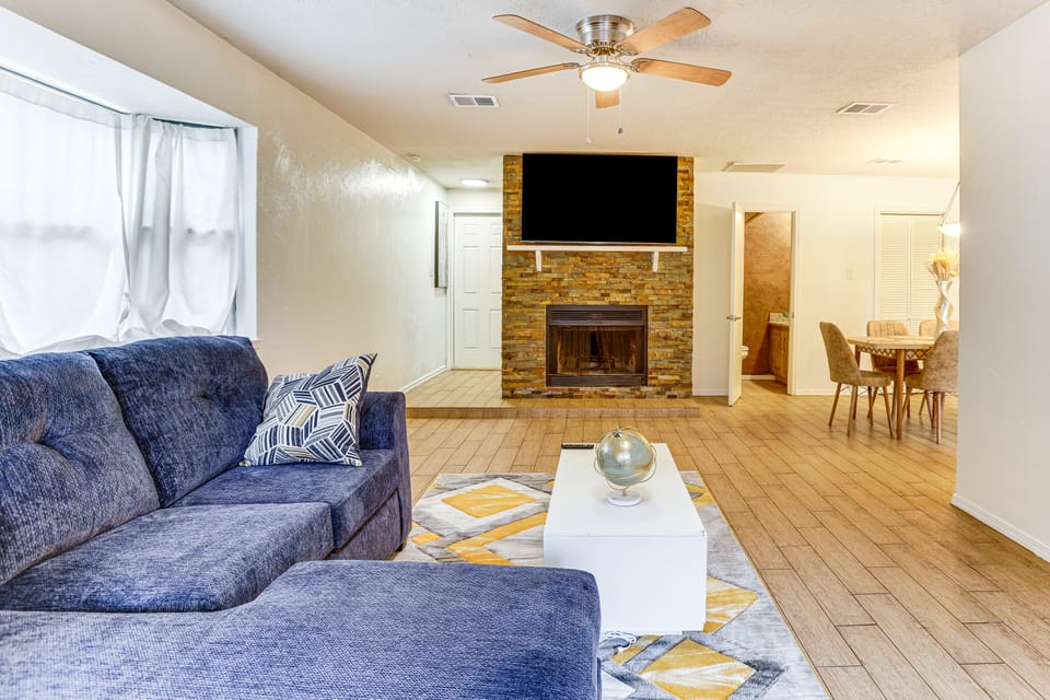 5 Mi to Westchase District: Houston Extended Stay Apartment in Houston