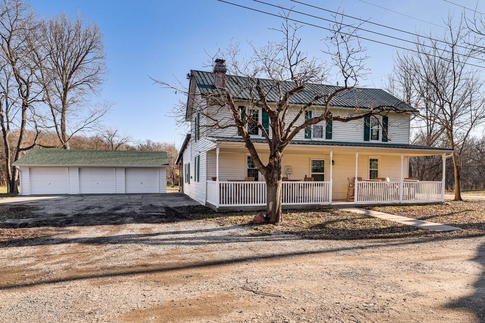 Steps to Winery! Updated Farmhouse in Holt House in Missouri